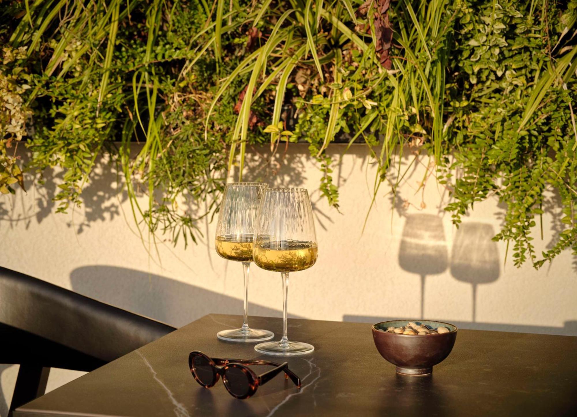 Art'Otel Zagreb, Powered By Radisson Hotels Dış mekan fotoğraf A glass of white wine