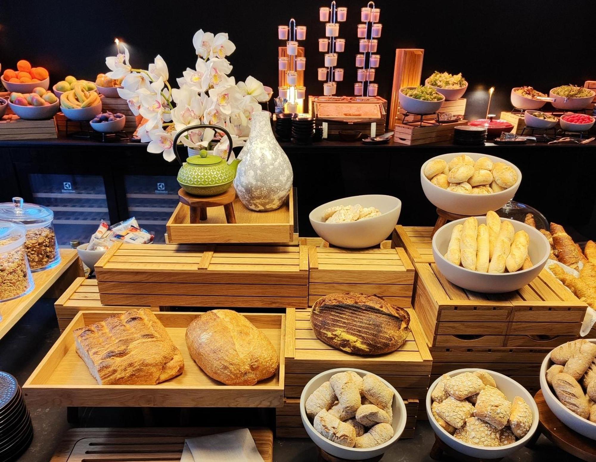 Art'Otel Zagreb, Powered By Radisson Hotels Dış mekan fotoğraf A bread station at a buffet